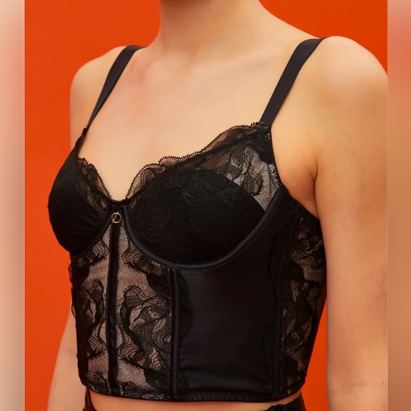 Black Lace Corset - Picture 4 of 11